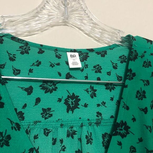 BP. Women’s M Medium Green Floral Button V Neck Blouse - Picture 2 of 5